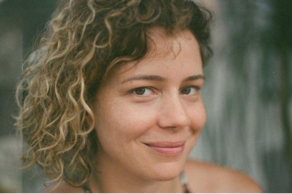 Os pais de Júlia preparam a festa de aniversário para ela