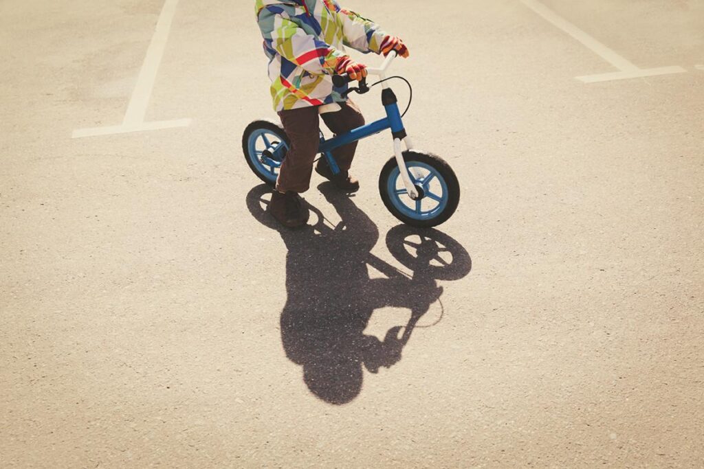 Enquanto passeava pela rua, o menino reparou que alguma coisa podia ter acontecido com a vizinha