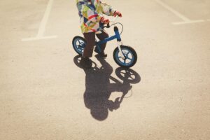 Enquanto passeava pela rua, o menino reparou que alguma coisa podia ter acontecido com a vizinha