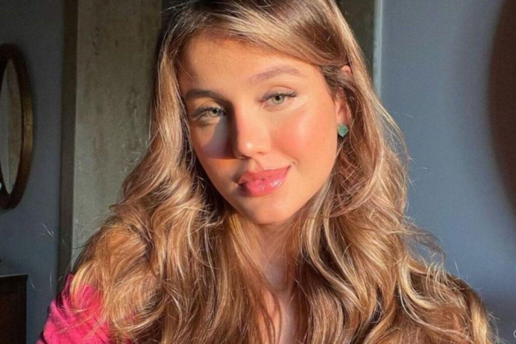 Bia Rodrigues quer acostumar a filha a usar acessórios desde recém-nascida