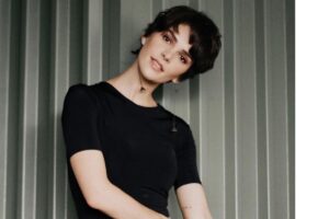 A mãe publicou um registro ao lado do marido e do filho