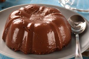 A receita de bolo de chocolate é um clássico muito fácil de fazer e pode servir de lanche da tarde para a família