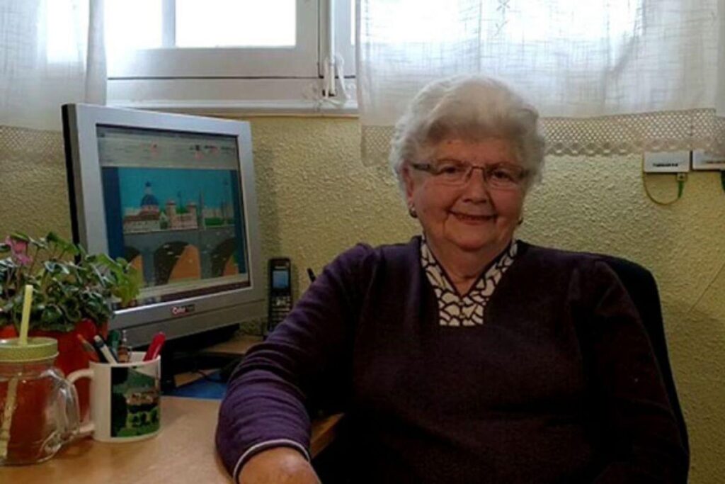 Avó de 91 anos aprende a mexer no computador e conquista fãs com desenho digital