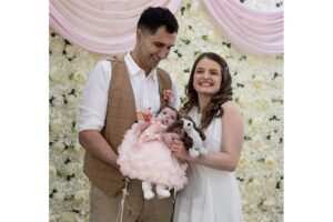 Pais se casam em hospital para que filha com doença rara possa participar da cerimônia