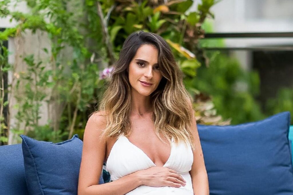 Marcela Fogaça aparece em foto grávida na companhia do cachorro