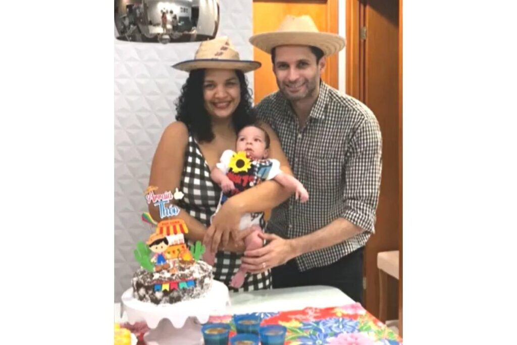 Casal com Théo antes do falecimento da mãe