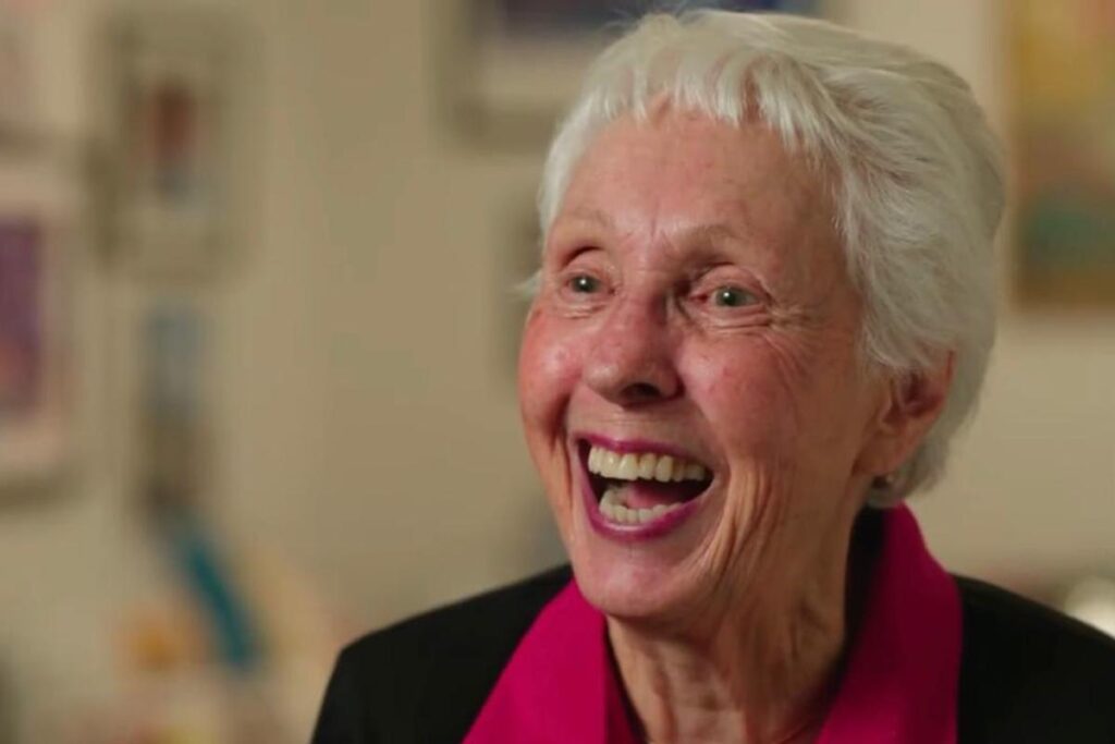 Jeff Bezos, dono da empresa de foguetes Blue Origin, convida Wally Funk para viajar ao espaço com ele