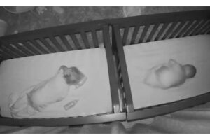 Babá eletrônica flagra momento em que bebê joga mamadeira na cabeça da irmã gêmea durante a noite