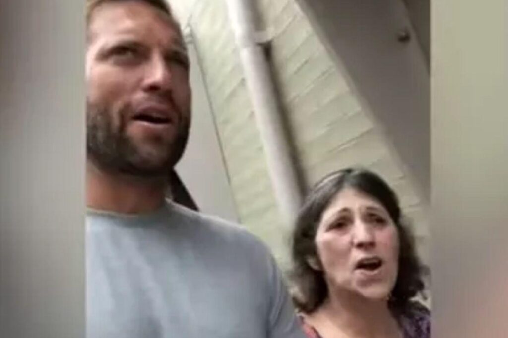 Mãe com demência canta para o filho