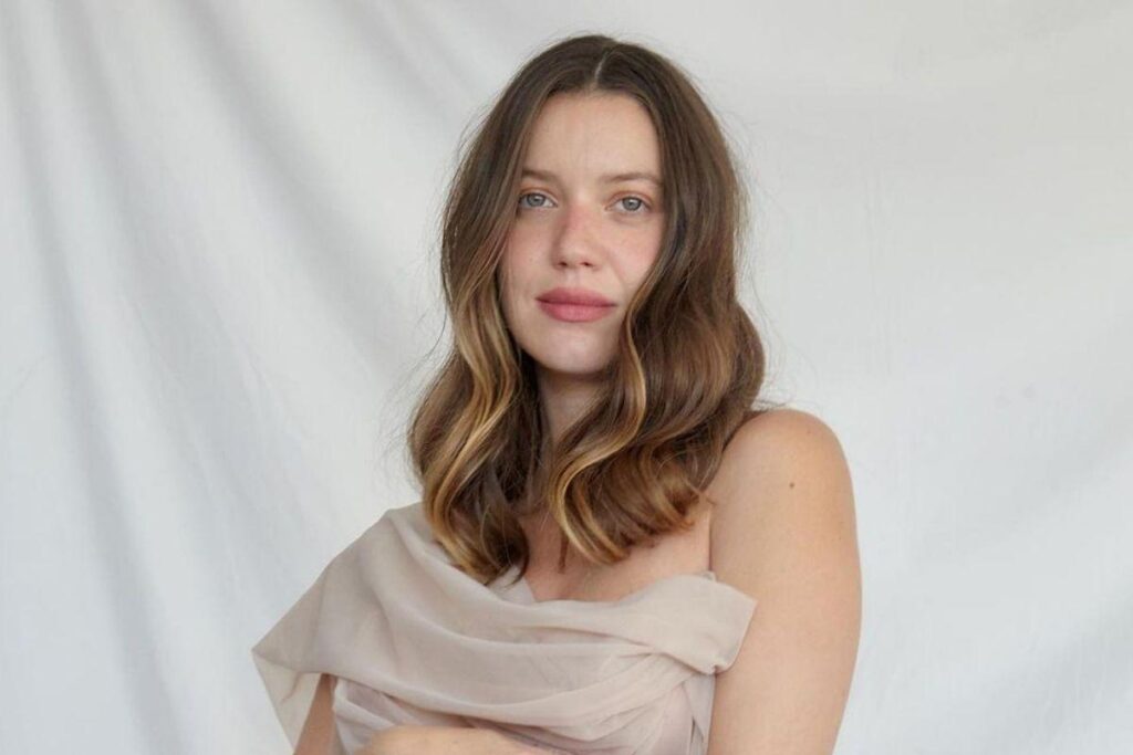 Nathalia Dill mostra álbum de fotos da filha