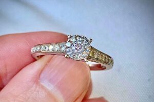 Olivia usando o anel que estava desaparecido na praia.