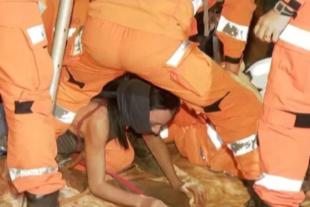 A mãe contou o que sentiu quando viu que a filha tinha caído no buraco