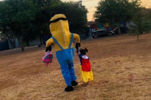 O pai e a filha tem o costume de usar as fantasias para brincar.