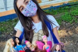 A menina doou os brinquedos em troca de alimentos para família carentes