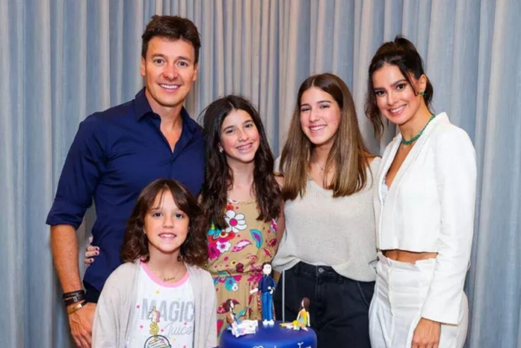 Rodrigo Faro diverte fãs ao aparecer com roupa combinando com a filha caçula