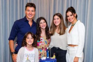 Rodrigo Faro diverte fãs ao aparecer com roupa combinando com a filha caçula