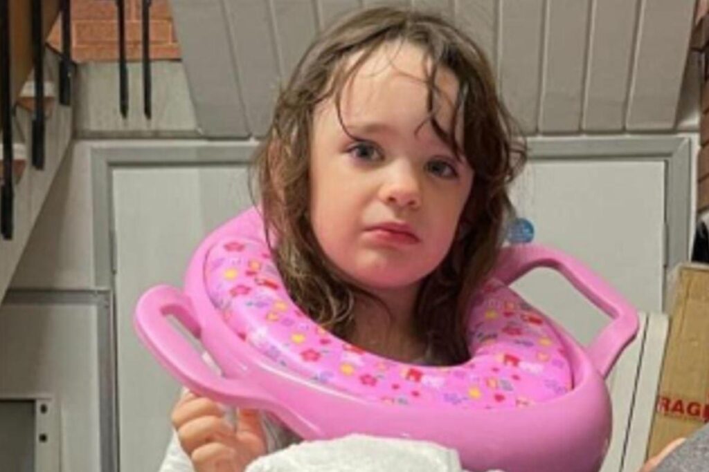Menina de 3 anos prendeu o pescoço em assento sanitário