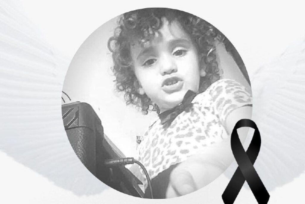 A criança foi atingida por uma descarga elétrica