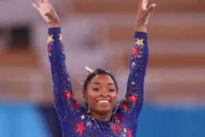  Simone Biles e Flávia Saraiva se abraçam na final da trave nas Olimpíadas 2020