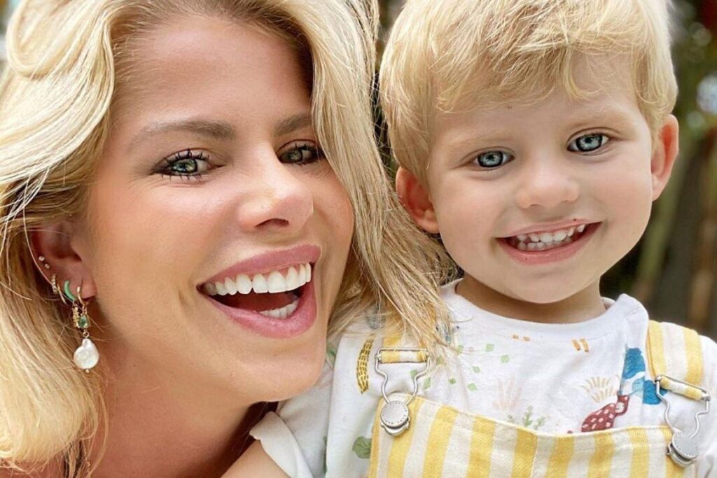 Karina Bacchi mostra o filho