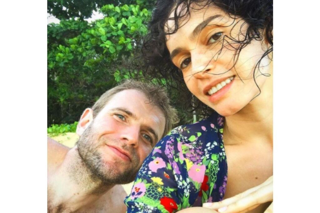 Maria Flor mostra barriga de grávida em foto no espelho