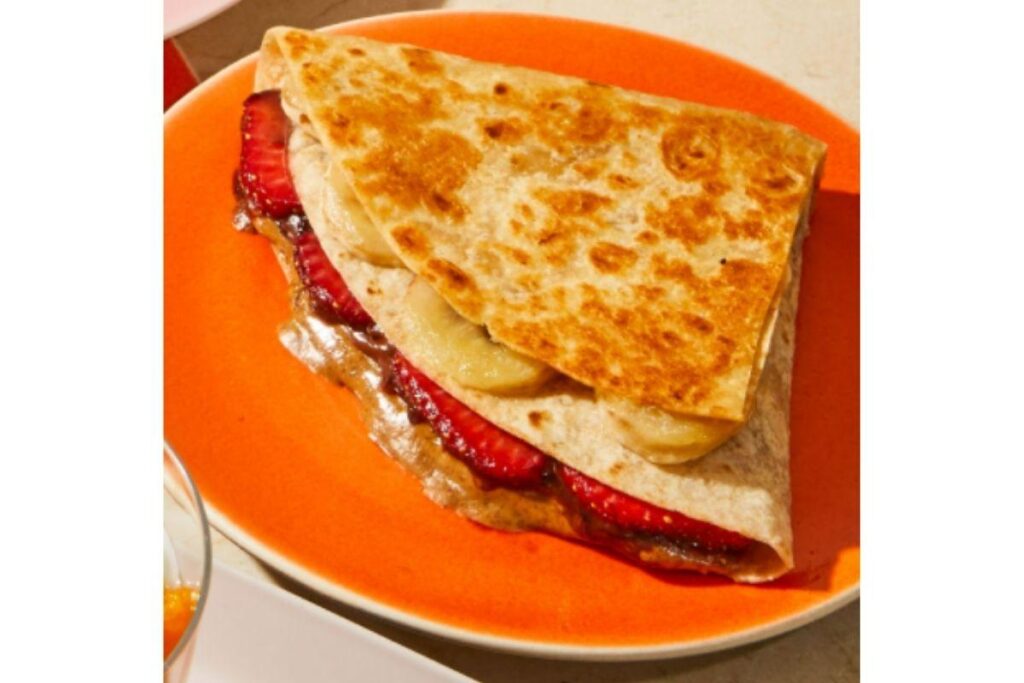 Explosão de frutas! Saiba como fazer panquecas com banana e morango