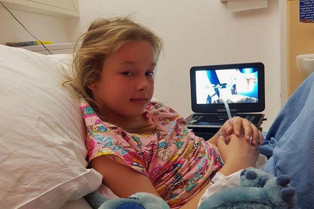 Nikki Ashcroft com o filho mais velho Brooke, de 14 anos e Amélia de 12