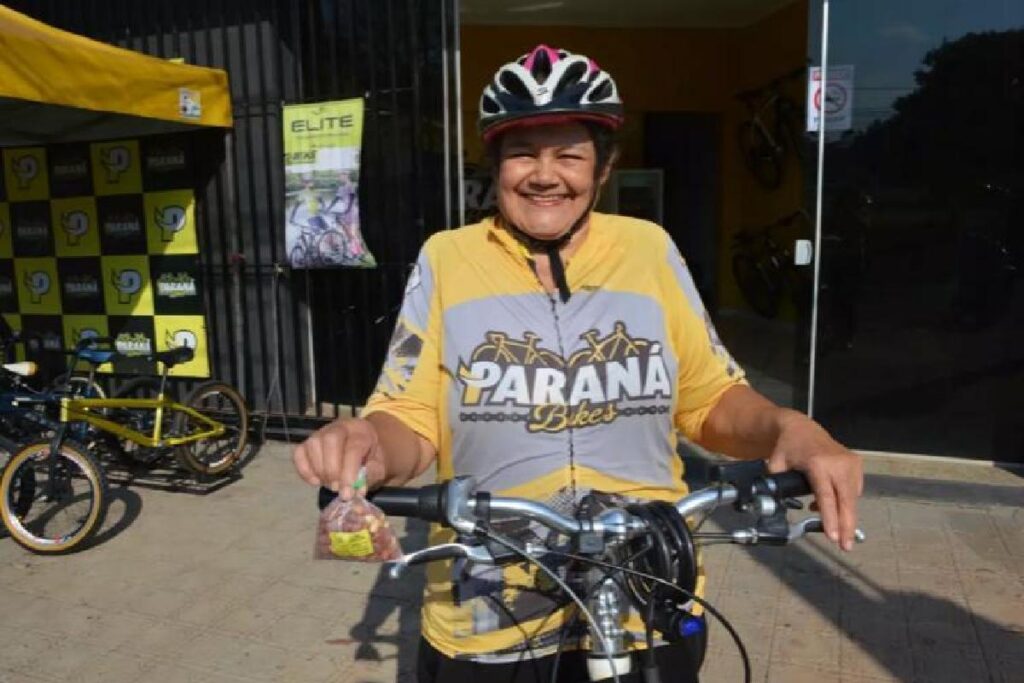 Avó pedala vendendo amendoins para ajudar neta a pagar a faculdade