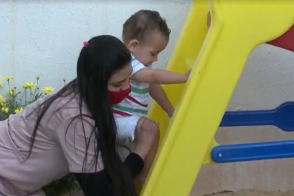 Victor já está conseguindo engatinhar