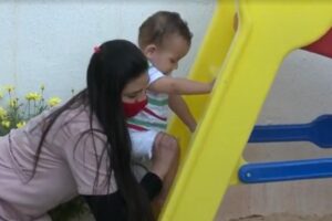 Victor já está conseguindo engatinhar