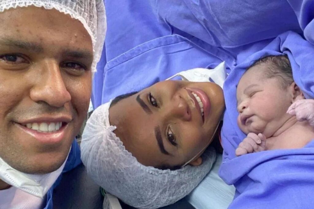 Marcos explicou os motivos genéticos do filho ter cor de pele mais clara.