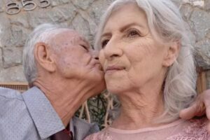 Idosos se casaram após 70 anos de idade e contam com ajuda da neta