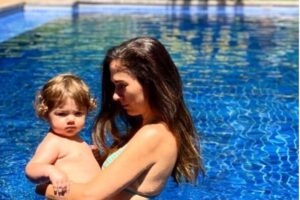 Tatá Werneck mostrou Clara Maria limpando a bagunça