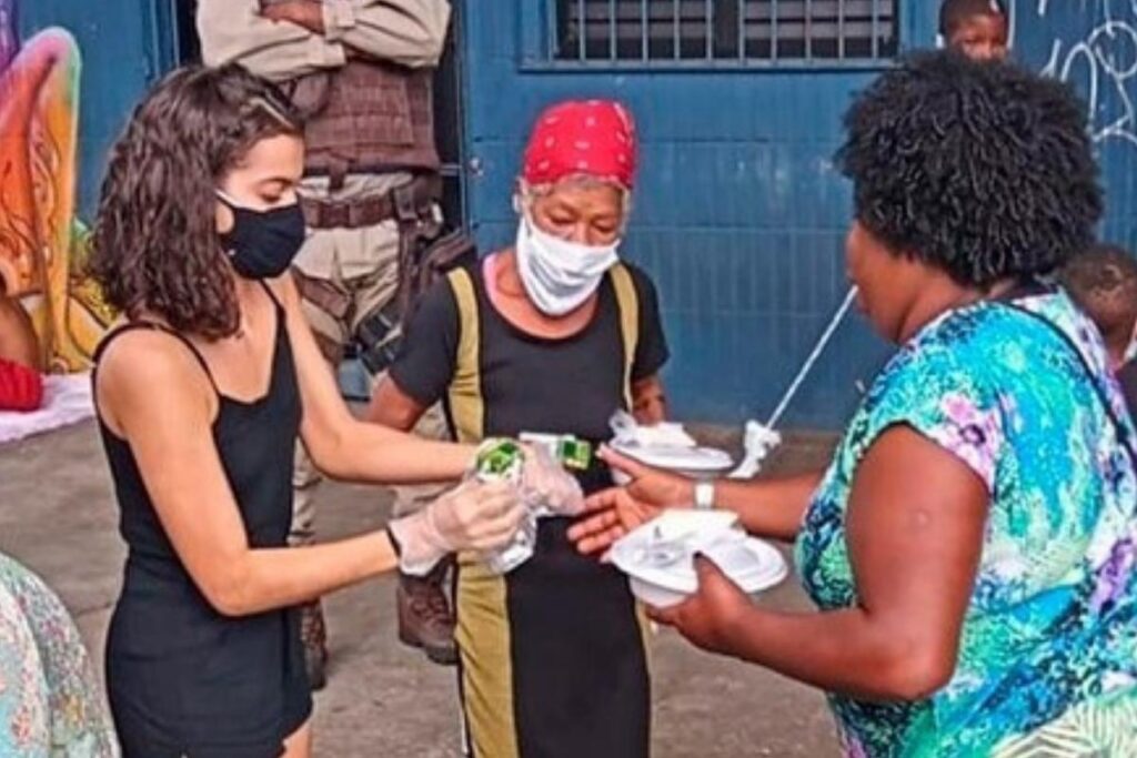 Ela saiu distribuindo as quentinhas na parte de trás de um carro