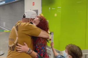 Célio Aquiles e Cristiane Maciel se encontraram no aeroporto do Distrito Federal.