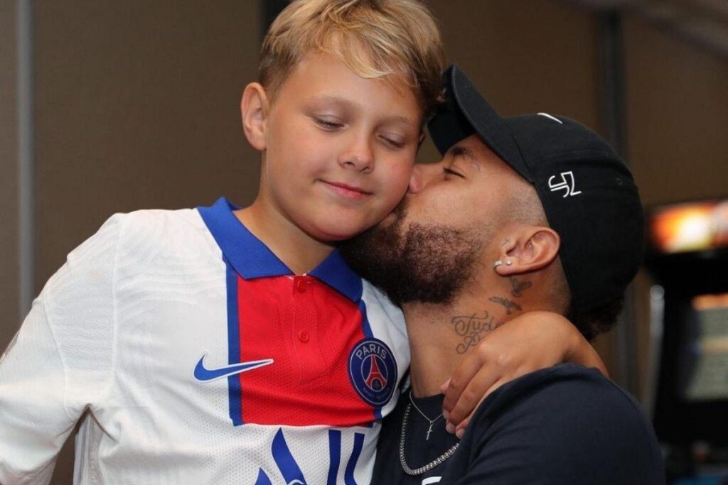 Neymar comemorou com Davi Lucca a virada do aniversário em uma festa intimista e depois o menino recebeu outra celebração