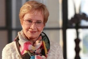 Glória Menezes recebe alta do hospital após tratamento contra covid-19