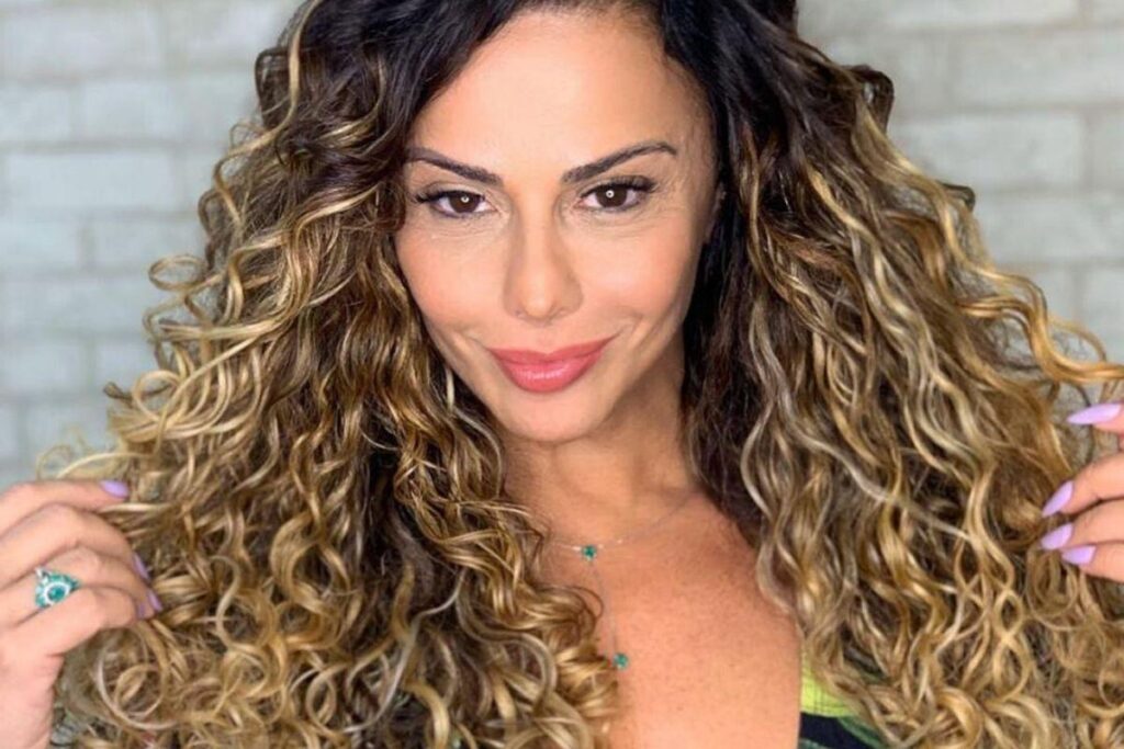 Viviane Araújo apresenta novo membro da família