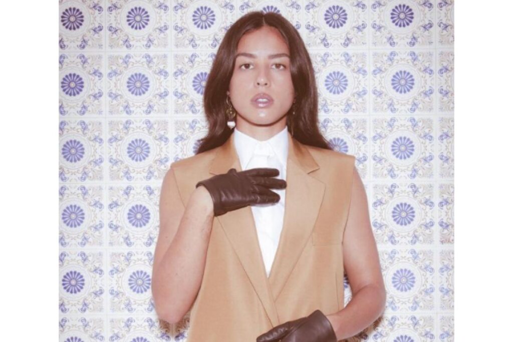 Yanna Lavigne faz top less