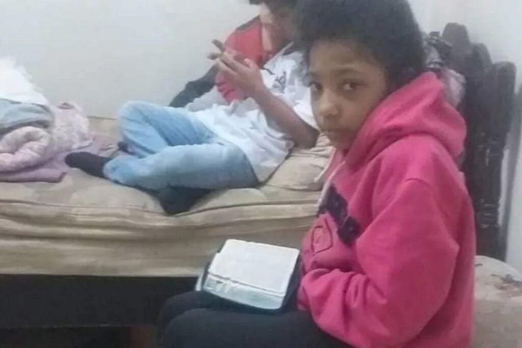 Clara foi encontrada morta dentro de casa