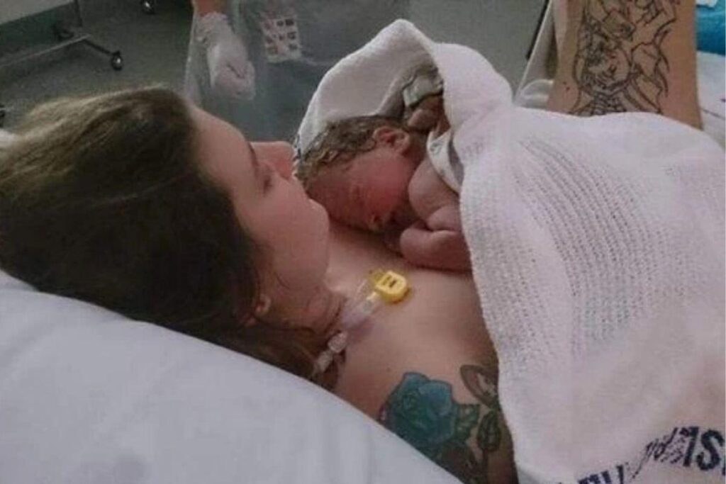 Tarsha segurando a filha Mackenzie, de seis anos.