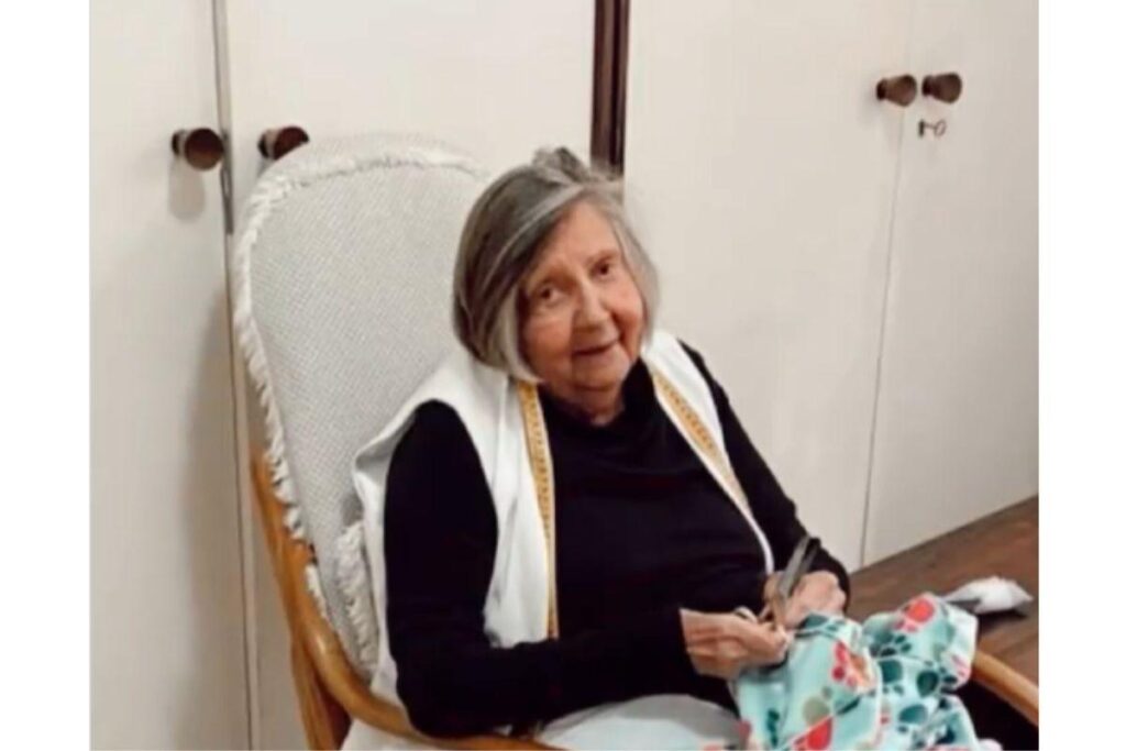 Avó de 93 anos faz casacos para doar para crianças com câncer em BH