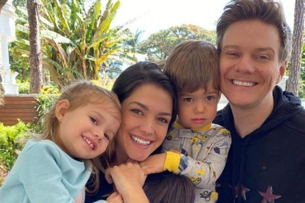 Thais Fersoza relembra primeira vez que os filhos viram a neve