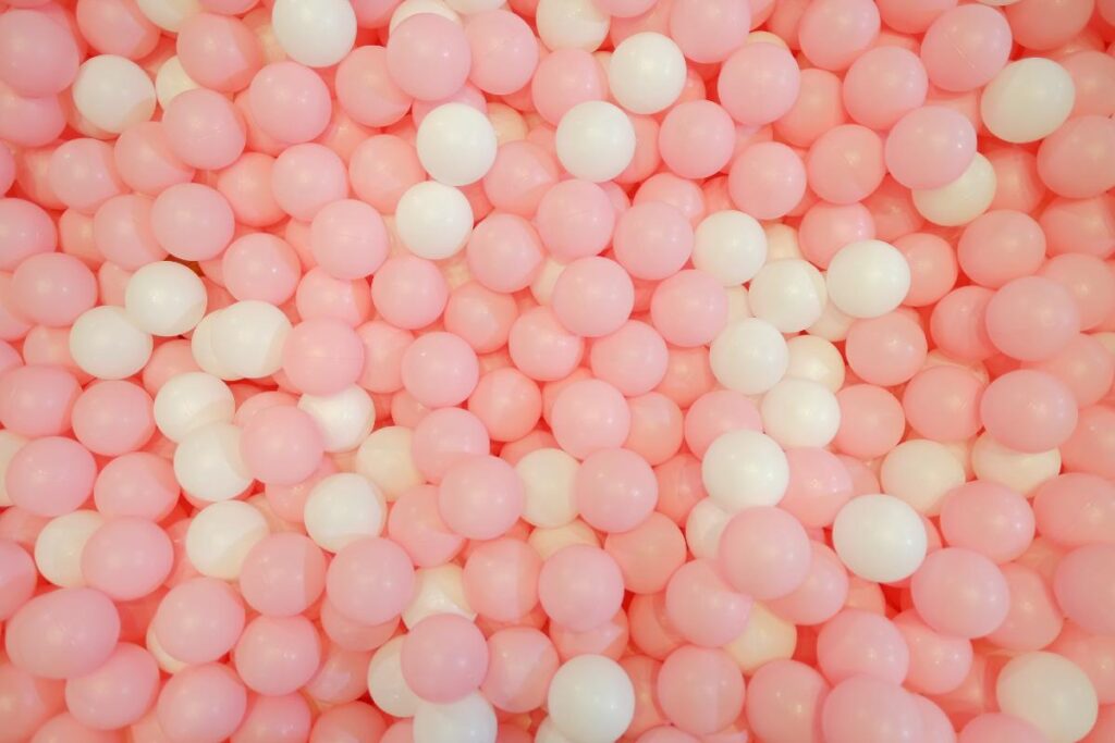 A acne neonatal acontece entre a terceira e quarta semana de vida do bebê e chega a durar até os seis meses de idade