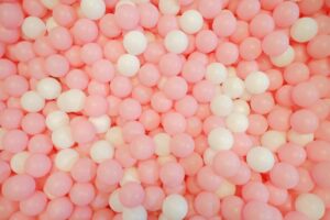 A acne neonatal acontece entre a terceira e quarta semana de vida do bebê e chega a durar até os seis meses de idade