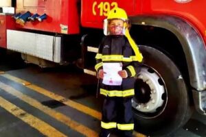 Menino pede emprego para Bombeiros