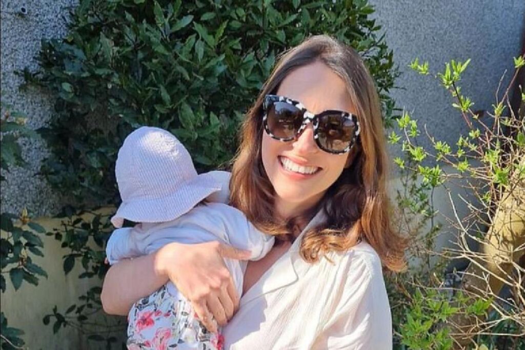 Mãe parou para amamentar a filha e foi multada em estacionamento