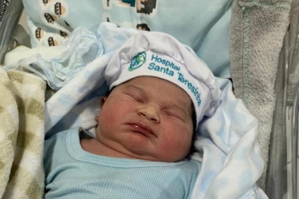 Valentim nasceu com 5,384 quilos e 55 centímetros de comprimento