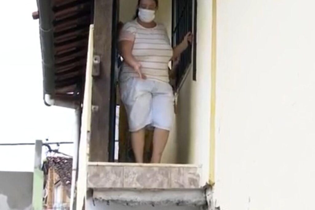 O vizinho demoliu a escada com as próprias mãos