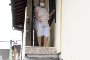 O vizinho demoliu a escada com as próprias mãos